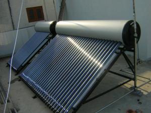 Calentador solar de agua con panel plano de termosifón